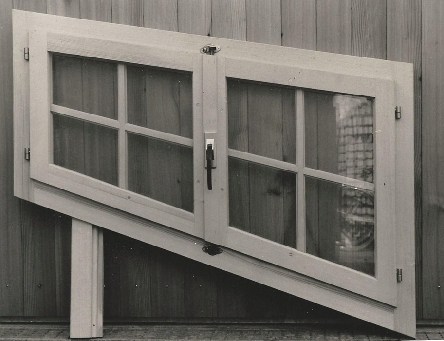 Fenster in Trapezform. Ausführung 1985.